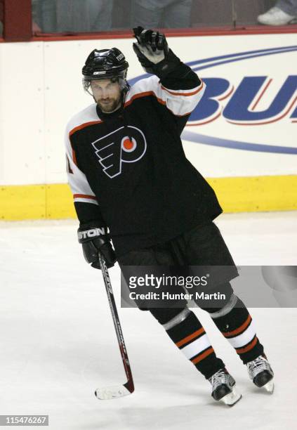 Flyers center Peter Forsberg waves to the crowd after Game 4, Eastern Conference Quarterfinals at The Wachovia Center in Philadelphia, Pa. On April...