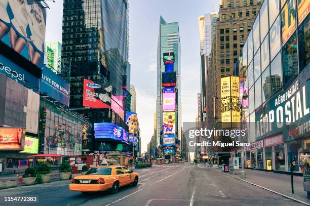yellow cab in times square, manhattan, new york - times square manhattan new york stockfoto's en -beelden