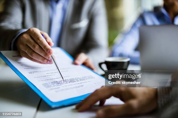 je moet hier aanmelden! - contract stockfoto's en -beelden