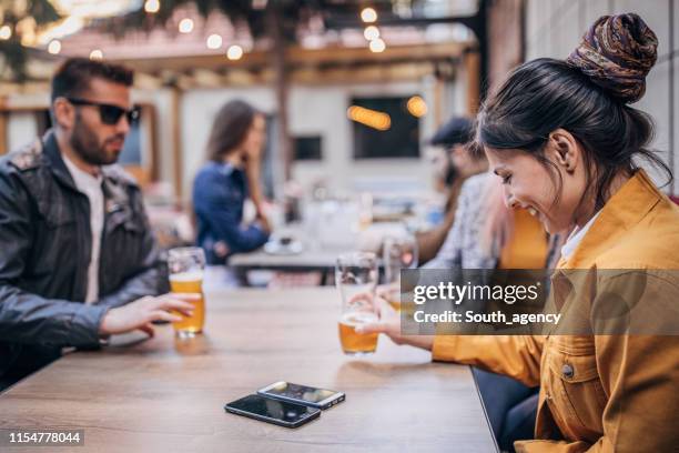 amigos felices bebiendo cerveza en un jardín de pub - jardín de cerveza fotografías e imágenes de stock
