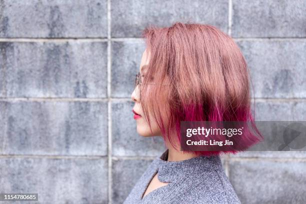 portrait of young girl with red dyed hair wearing eyeglasses - dyed red hair fotografías e imágenes de stock