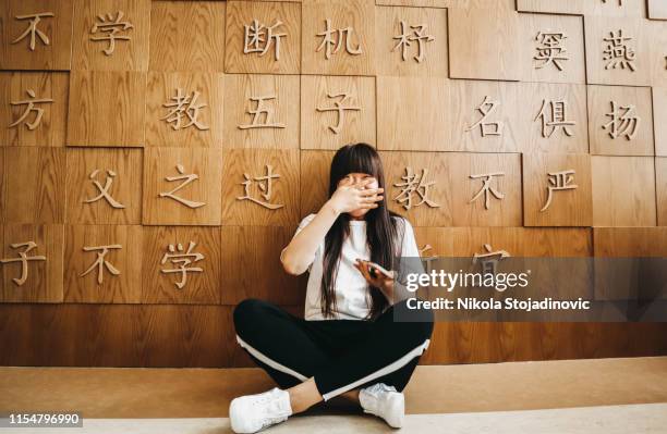 床にクールな中国の女性 - female foot models ストックフォトと画像