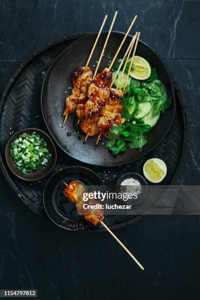 japanische hühnerjakitori-spieße - chicken satay stock-fotos und bilder