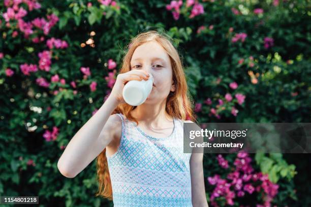 mooie kind drinken melk - milk plant stockfoto's en -beelden