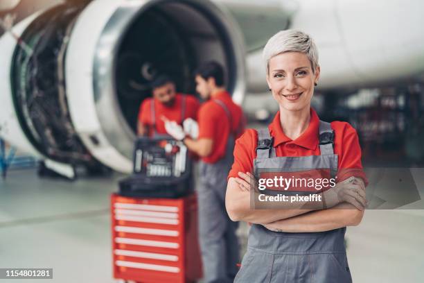 mechaniker für frauen - flugzeug hangar stock-fotos und bilder