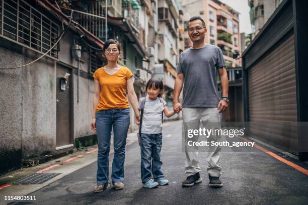parents taking their child to school - taiwanese people stock pictures, royalty-free photos & images