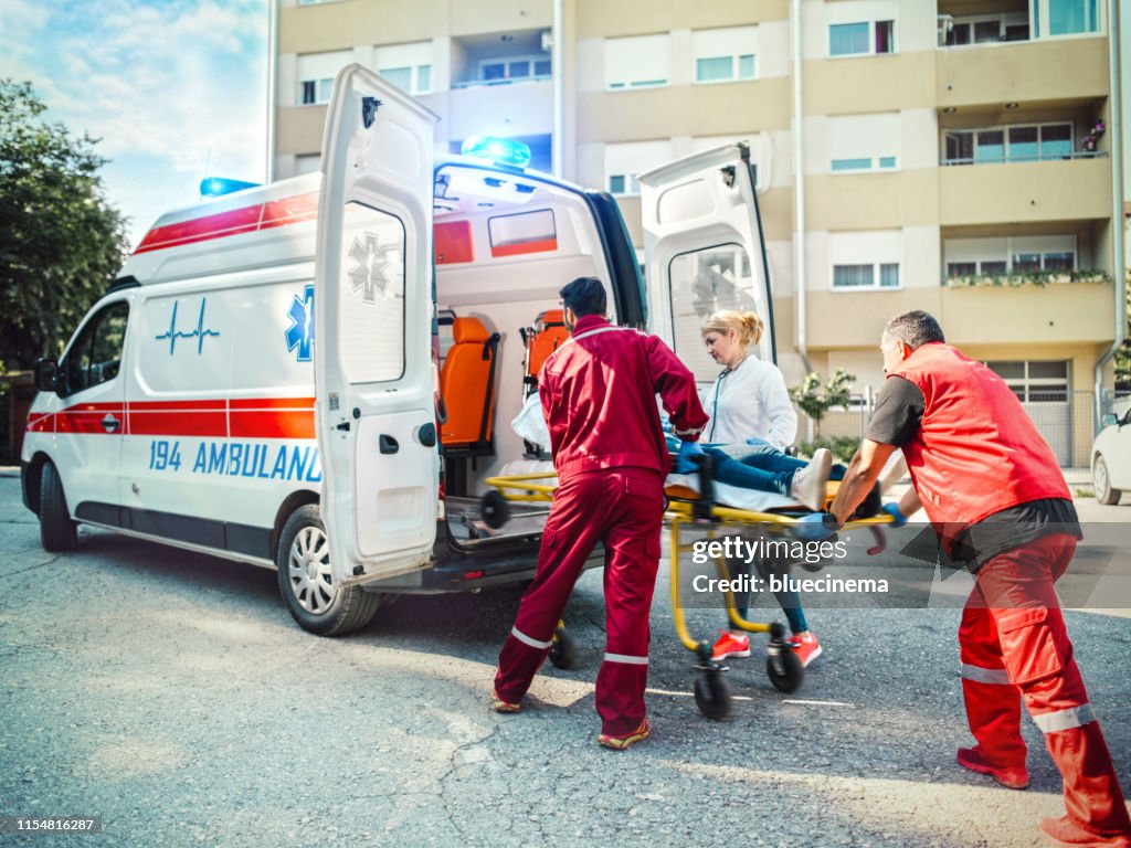 Équipe ambulancier poussant la civière