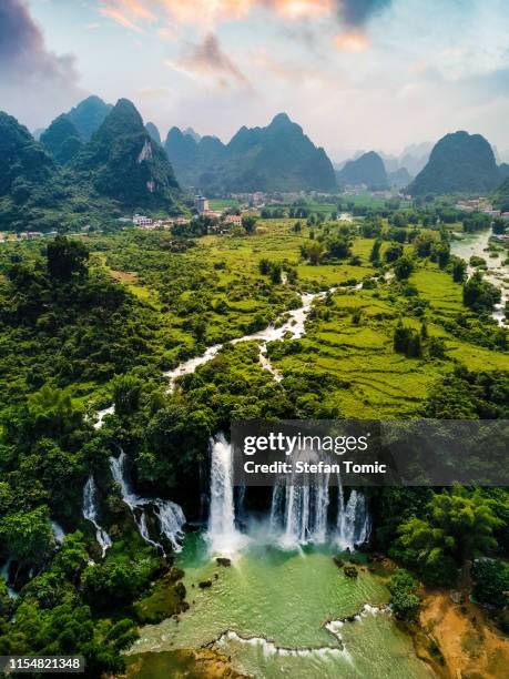 ban gioc detian waterfall at the border of china and vietnam - detian waterfall stock pictures, royalty-free photos & images