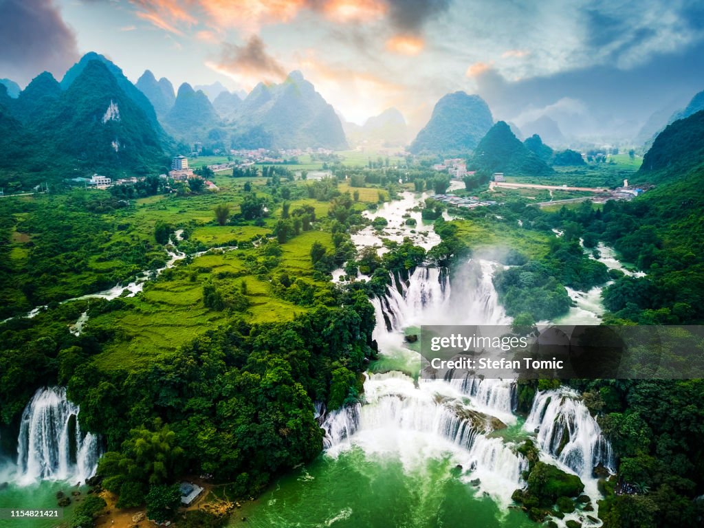 Cachoeira de Gioc Detian da proibição na beira de China e de Vietnam