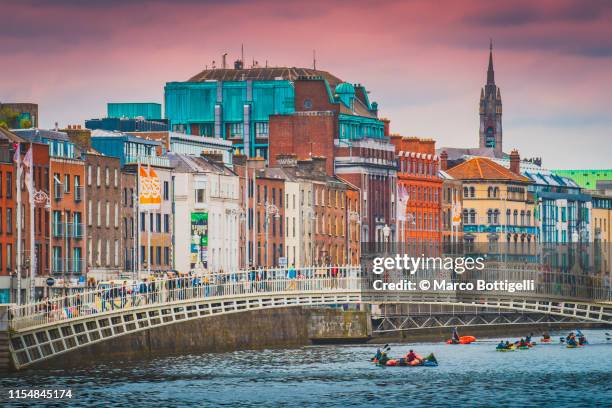 dublin old town and ha'penny bridge, ireland - dublin skyline stock-fotos und bilder