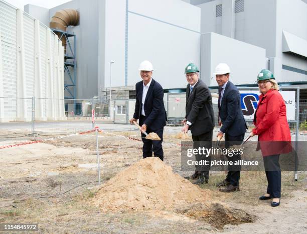 July 2019, Brandenburg, Spremberg: Hubertus Altmann, board member of LRAG für Kraftwerke , Jörg Steinbach , Brandenburg's Economics Minister, Helmar...