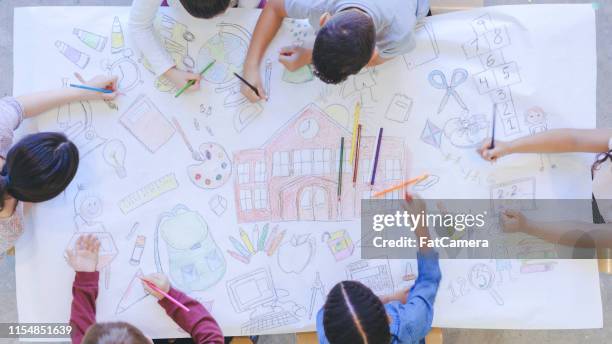 niños dibujando de vuelta al mural de la escuela - mural fotografías e imágenes de stock