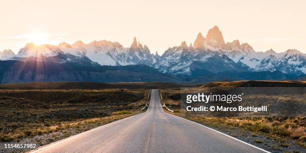 road to fitz roy, el chalten, patagonia argentina - chalten stock pictures, royalty-free photos & images