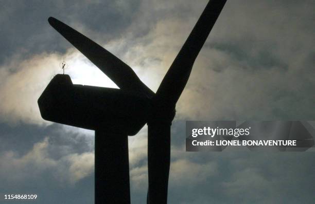 Vue d'une hélice d'une éolienne du premier parc éolien de Midi-Pyrénées prise le 06 septembre 2002 à Peux et Couffouleux. Deuxième parc éolien de...