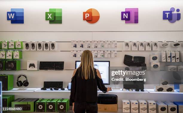 Computer Store Team 299 Computer Store Employee Stock Photos, High-Res Pictures, and Images ...