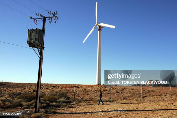 Single wind turbine provides electricity for 40 homes in the remote outback town of Coober Pedy, 05 July 2005. In a attempt to promote alternative...