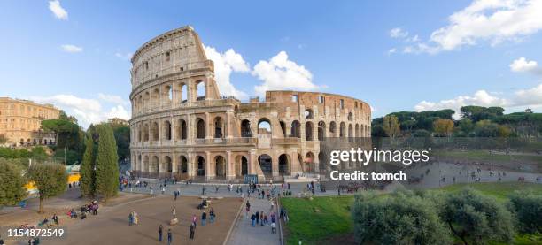 panorama del coliseo en roma, italia - coliseo romano fotografías e imágenes de stock