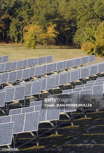 Photo prise le 9 octobre 2008 à Martillac près de Bordeaux, de rangées de capteurs photovoltaïques qui équipent la centrale électrique solaire du...