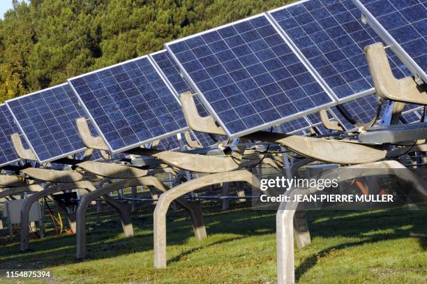 Photo prise le 9 octobre 2008 à Martillac près de Bordeaux, de rangées de capteurs photovoltaïques qui équipent la centrale électrique solaire du...