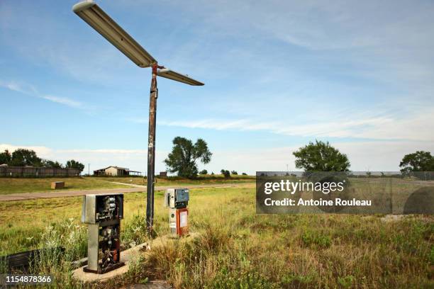 abandoned gas station - abandoned gas station stock pictures, royalty-free photos & images