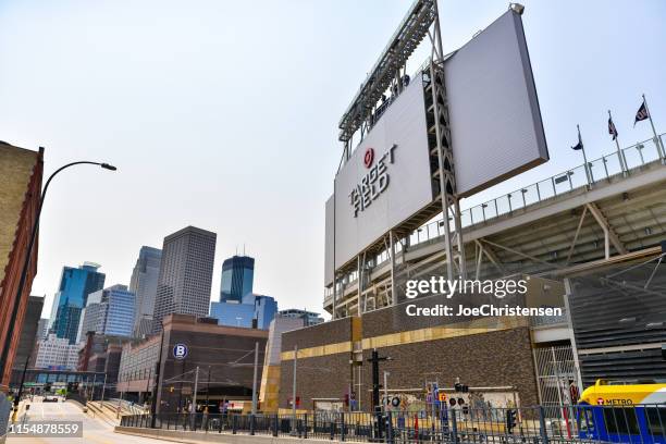 target field home of the minnesota twins mlb team - minneapolis stadium stock pictures, royalty-free photos & images