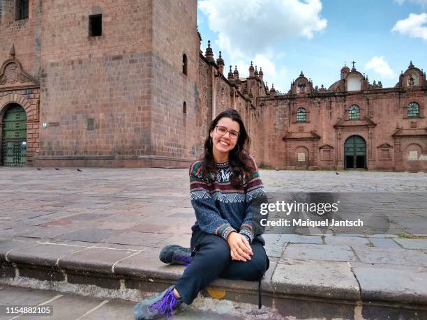 woman sitting in cusco. - guadalajara mexique photos et images de collection