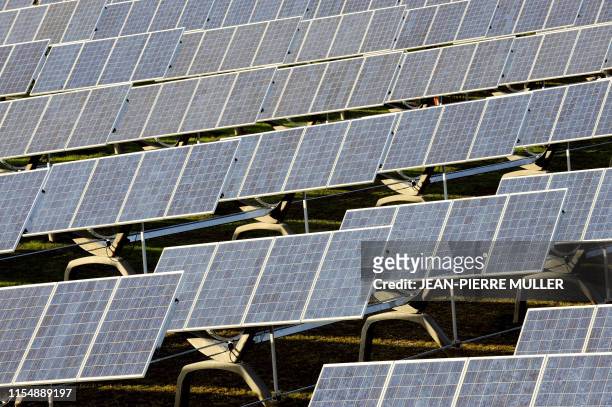 Photo prise le 9 octobre 2008 à Martillac près de Bordeaux, de rangées de capteurs photovoltaïques qui équipent la centrale électrique solaire du...