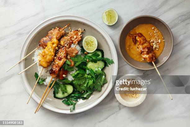 thai chicken satay with peanut sauce - marina imagens e fotografias de stock