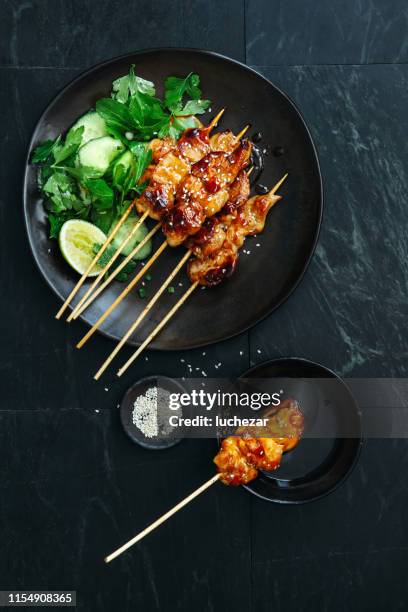 japanska kyckling yakitori spett - sesamfrö bildbanksfoton och bilder