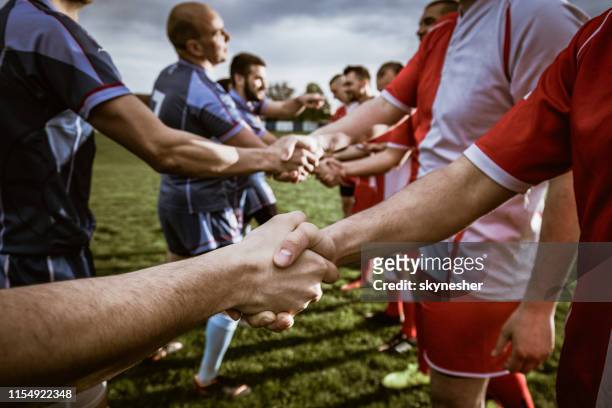 close-up van goede sportiviteit op het veld. - rugby league stockfoto's en -beelden