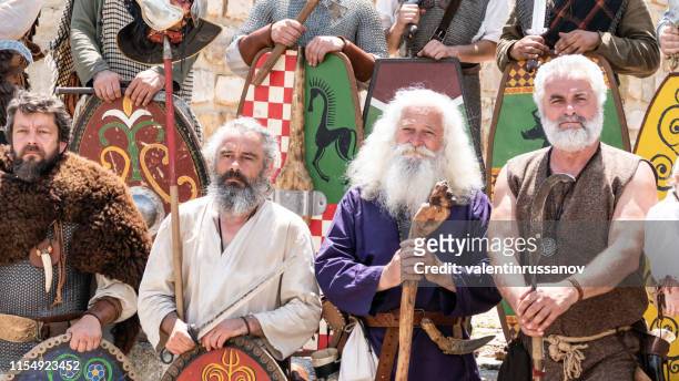 svishtov, bulgarien - schauspieler, die einen zenturio auf dem trachtenfestival "adler auf der donau" darstellen. menschen, die als alte römer, zenturionen, legionäre und gladiatoren in der nähe der arena verkleidet waren. - barbarians stock-fotos und bilder