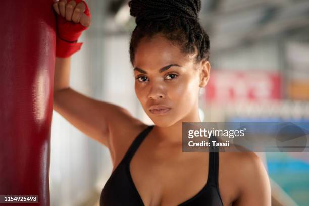 boxing keeps me in tip top form - desporto de combate imagens e fotografias de stock