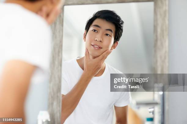 my skin is clearing up nicely - beauty mirror imagens e fotografias de stock