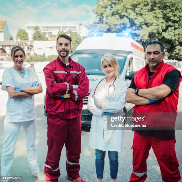 emergency doctor and paramedic with ambulance - safety kit imagens e fotografias de stock