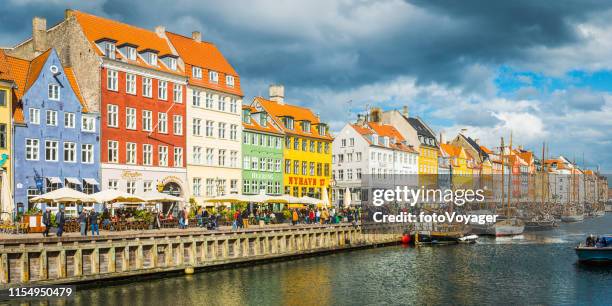 copenhagen nyhavn colourful bars restaurants crowded harbour quayside panorama denmark - copenhagen harbour stock pictures, royalty-free photos & images