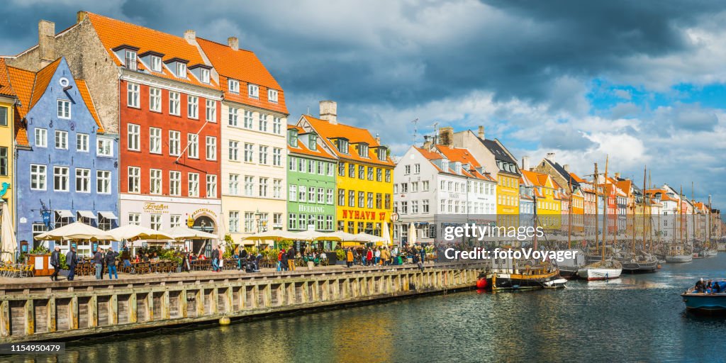 Copenhagen Nyhavn bares coloridos restaurantes lotado Porto Quayside panorama Dinamarca