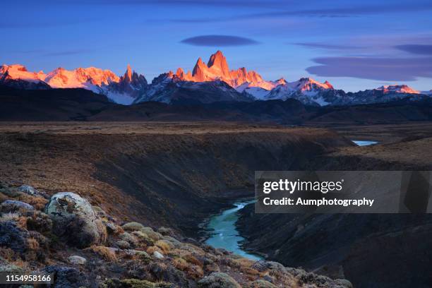 sunrise moment of mt. fitz roy, patagonia, argentina - cerro fitzroy photos et images de collection