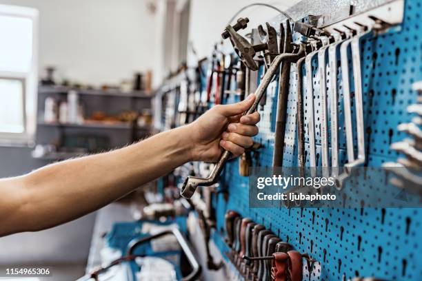 werken in autoservice - hand tool stockfoto's en -beelden