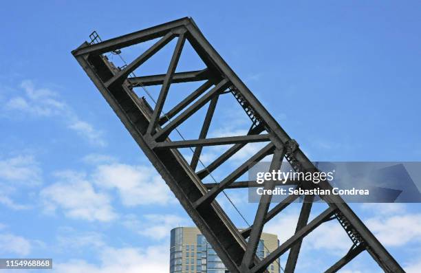 raising the bridge chicago river avenue, unites states - pont levis photos et images de collection