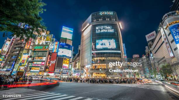 hermosa shibuya por la noche - distrito de shibuya fotografías e imágenes de stock