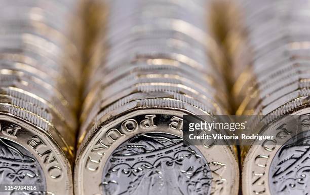 one pound coins - símbolo da libra esterlina - fotografias e filmes do acervo