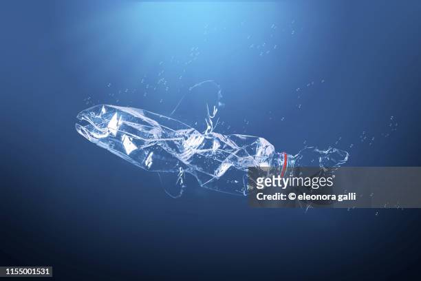 plastic in the sea - contaminación concepto fotografías e imágenes de stock