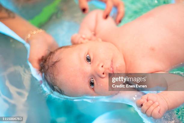 baby junge schwimmen im pool - babyschwimmen stock-fotos und bilder