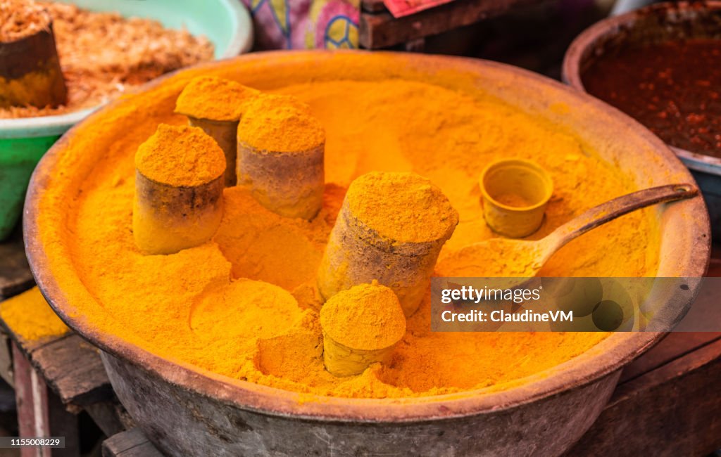 Topf von Turmeric-Pulver auf dem Terong Street Market in Makassar, South Sulawesi, Indonesien.