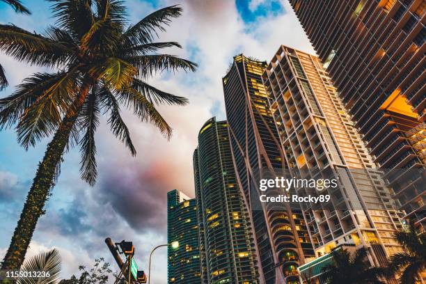 dramatische zonsondergang in miami, florida, op biscayne boulevard - brickell key miami stockfoto's en -beelden