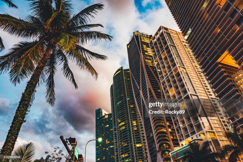 Por do sol dramático em Miami, Florida, em Biscayne Boulevard