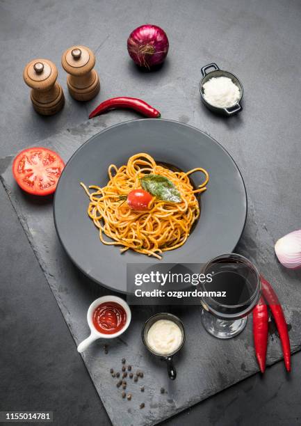 pasta tallrik - pepper mill bildbanksfoton och bilder