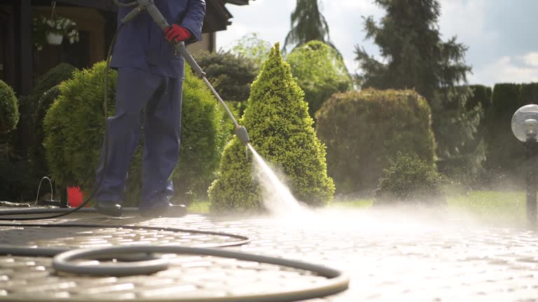 https://media.gettyimages.com/id/1155015830/video/men-using-pressure-washer-for-driveway-cleaning.jpg?b=1&s=640x640&k=20&c=YAOgkPpI_YLMP0ZaiRNnNYRogmLHtcII8-oVpdvtMFo=