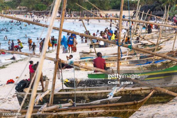 weekend scene op het strand van dar es salaam - dar es salaam stockfoto's en -beelden