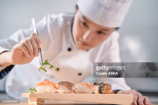fazendo o sushi - comida japonesa - fotografias e filmes do acervo
